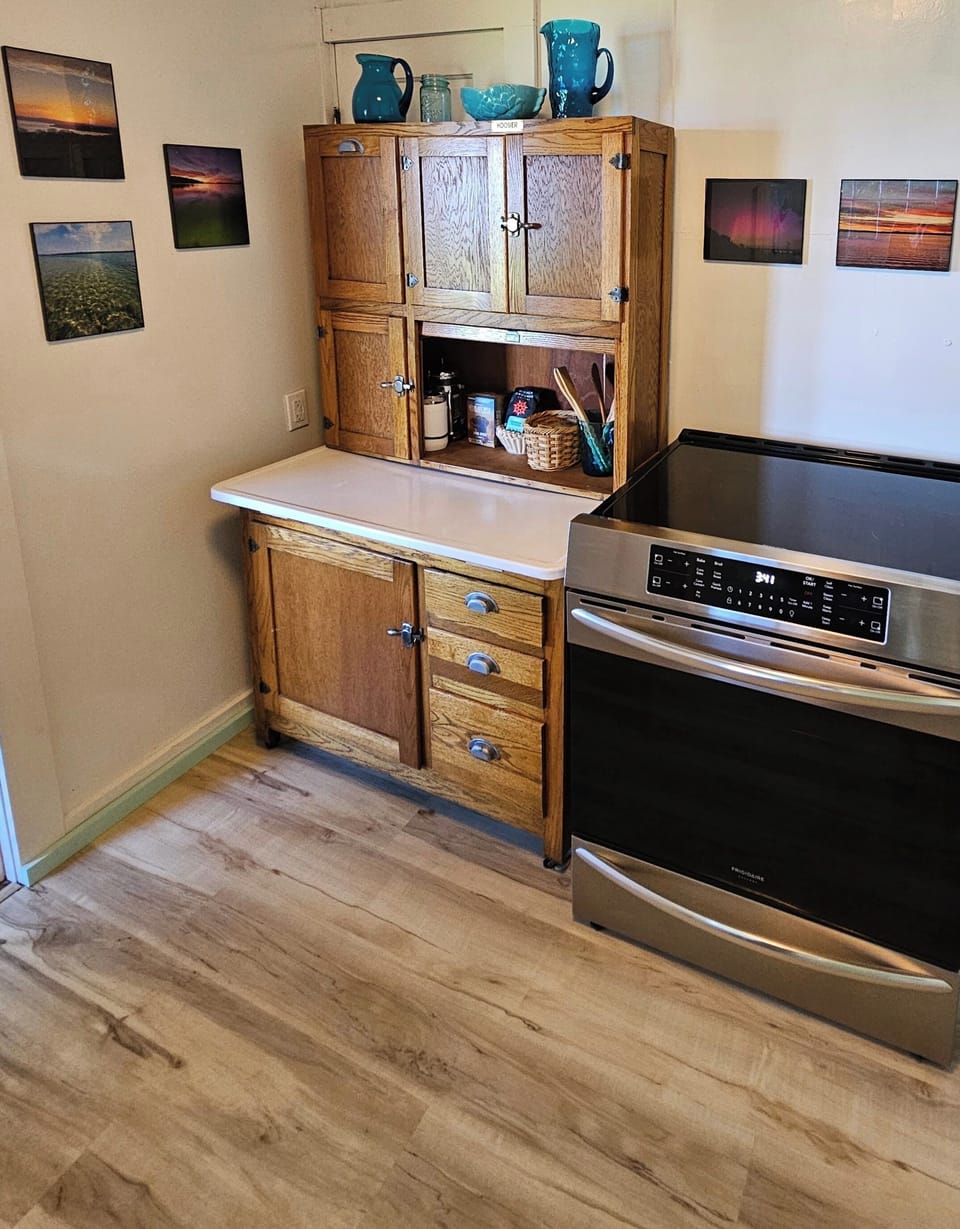 KITCHEN:  Full kitchen with all appliances except for a dishwasher.