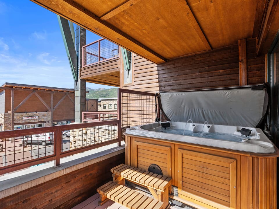 Private Hot Tub / Balcony