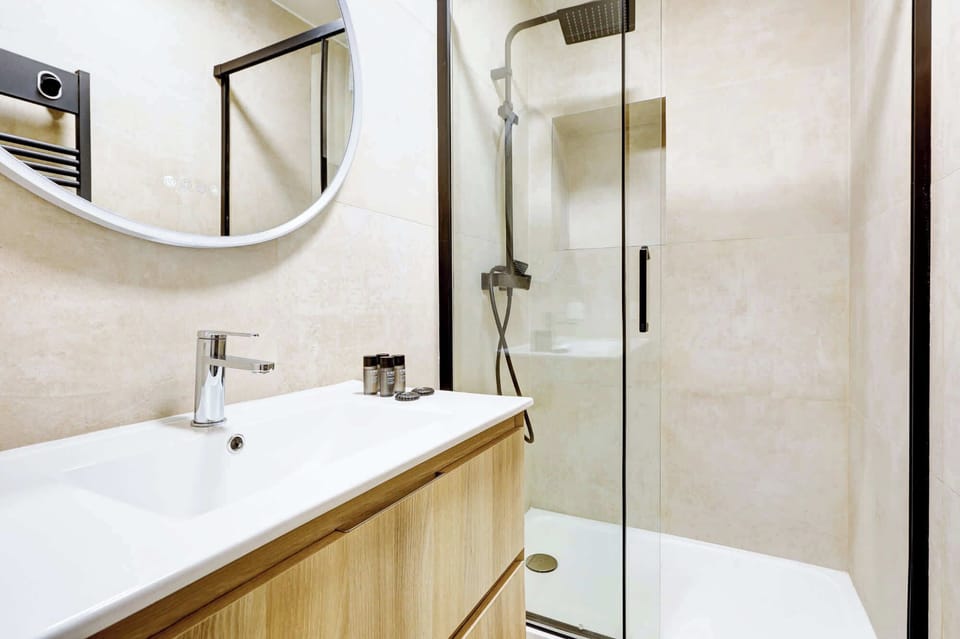 Salle de bain équipée avec douche, toilette