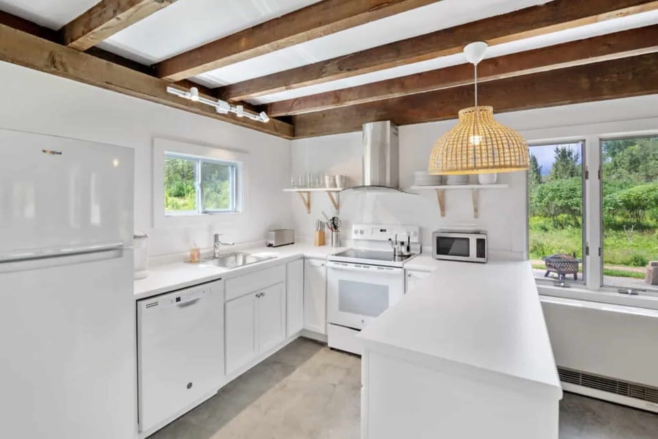 Cook effortlessly in the bright kitchen with full appliances.