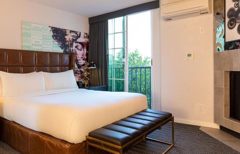 Unit with 1 Queen size bed