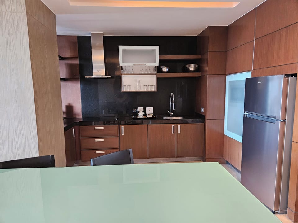Full Kitchen and Kitchen Bar 