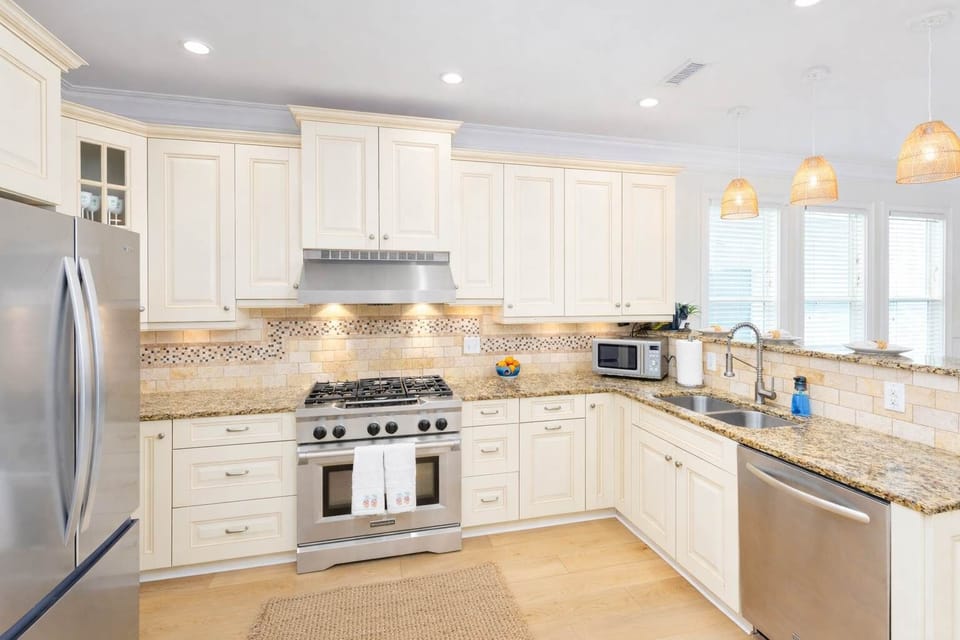 Gourmet kitchen with 6-burner stove - fully stocked, including blender, crockpot, spices, salt and pepper, ziplocs, foil, and more