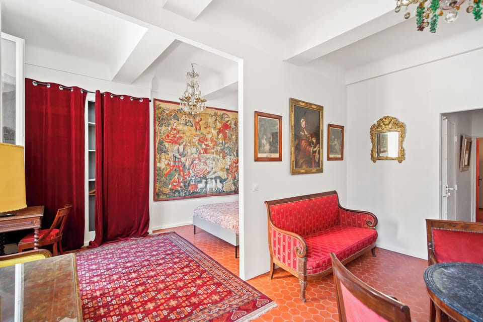 salon et chambre au fond