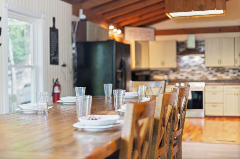 Enjoy your favorite family meals with seating for 8!