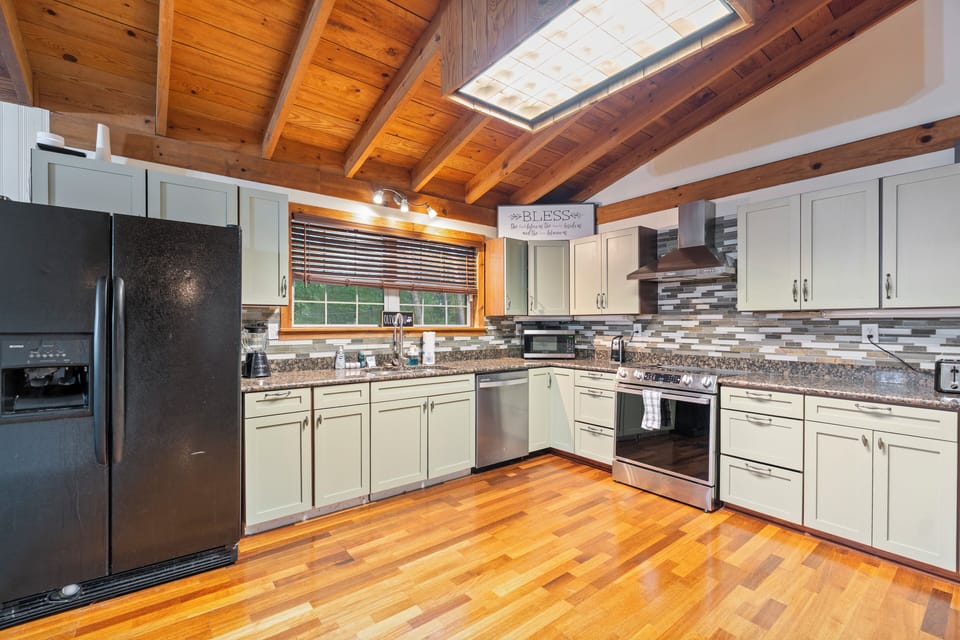SPACIOUS kitchen, a home chef's dream!