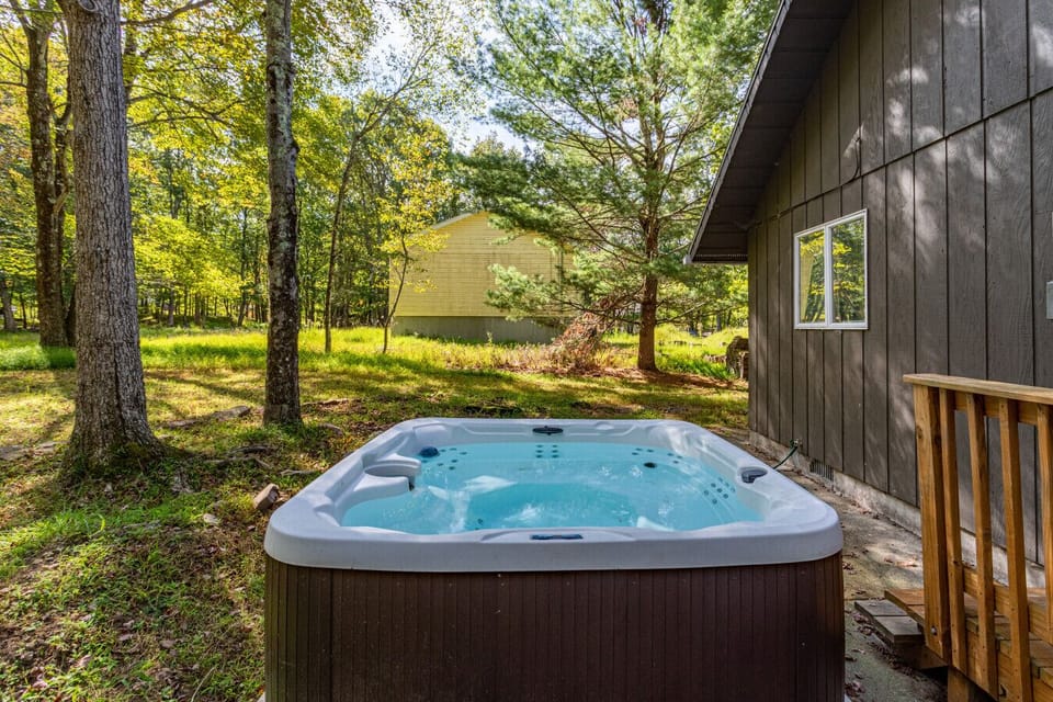 Relax in your private hot tub surrounded by nature. Perfect après-ski spot after a day at Big Boulder or Jack Frost.