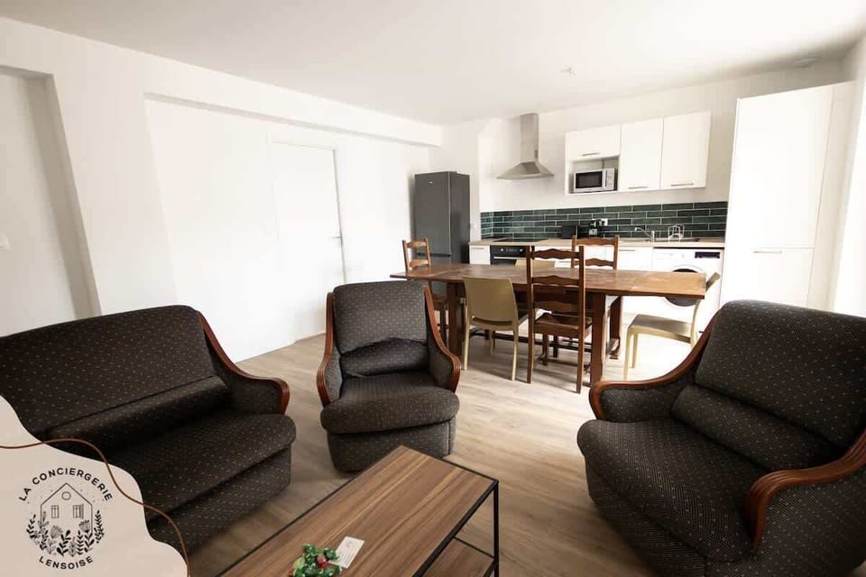 salon vue sur la cuisine.