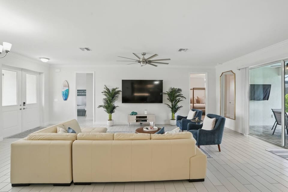 Living Room w 85" TV