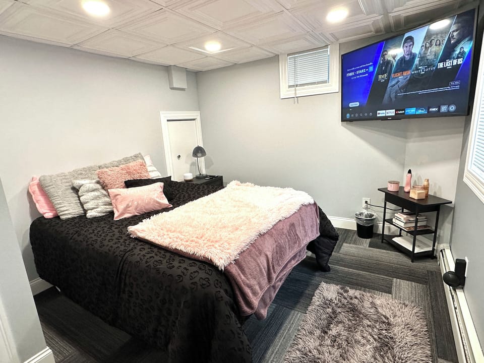 Cozy Tempur-Pedic queen bed, 55” Smart TV, soft lighting & huge closet for extended stays.