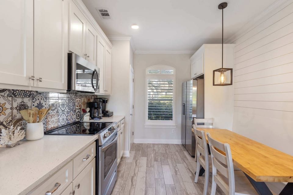 Dining area: Main floor, seating for 7, open to kitchen and living room
