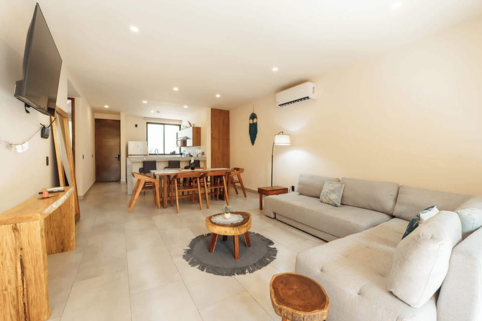 Sala de estar y comedor, con acceso a la cocina 
