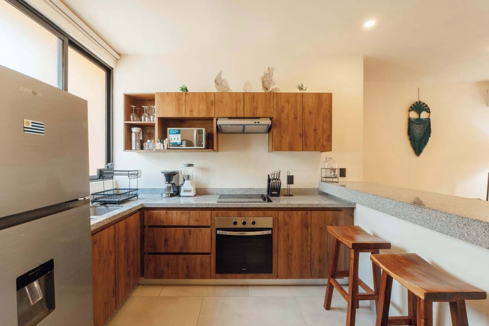 Cocina completa con horno, parilla de inducción, licuadora y cafetera de filtro. Cuenta con todas los elementos para hacer tu estancia acogedora