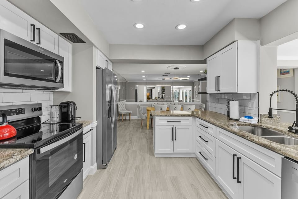 Step into our fully stocked kitchen, equipped with everything you need to create delicious meals—from high-end appliances to the perfect tools for every dish.