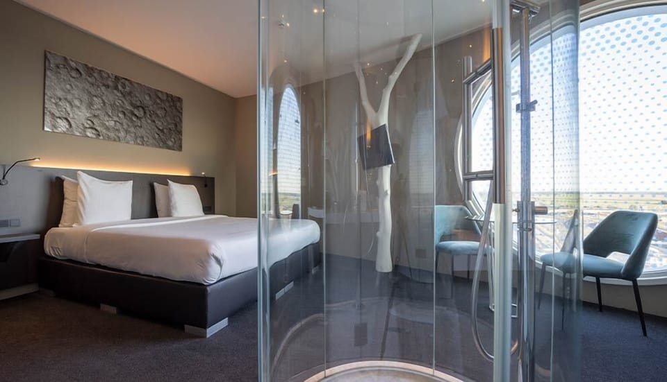 Unit with one King bed