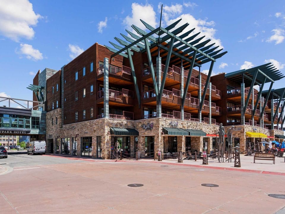 Exterior / Shopping / Dining