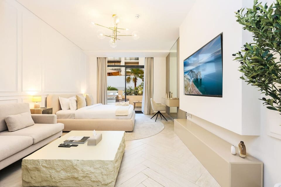 Modern: Enjoy breathtaking views and stylish decor in this elegant Dubai retreat!