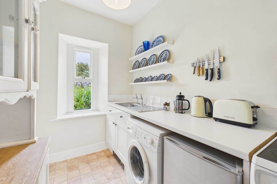 Bell Cottage, Kirknewton - Host & Stay