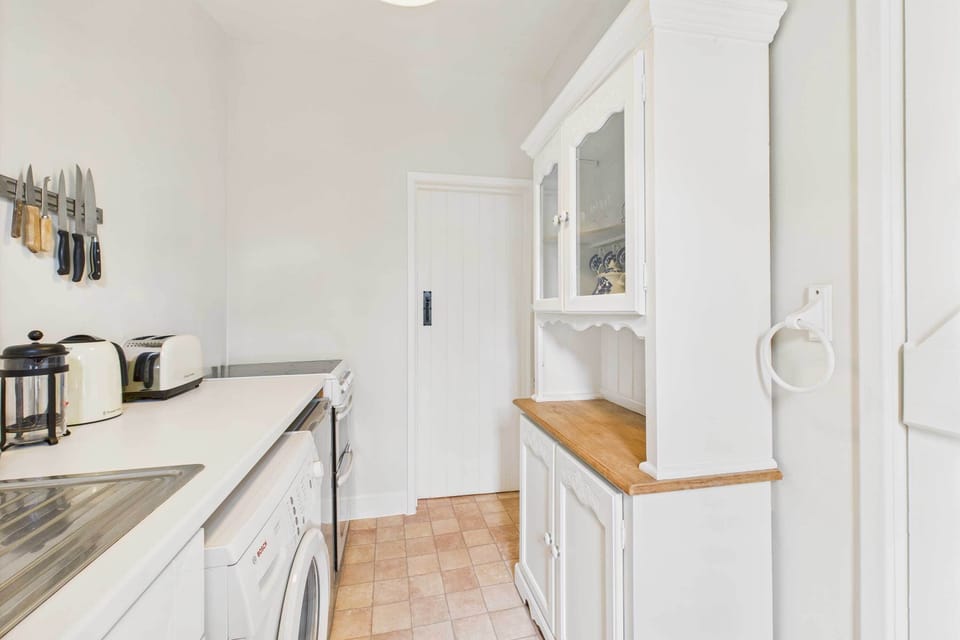 Bell Cottage, Kirknewton - Host & Stay