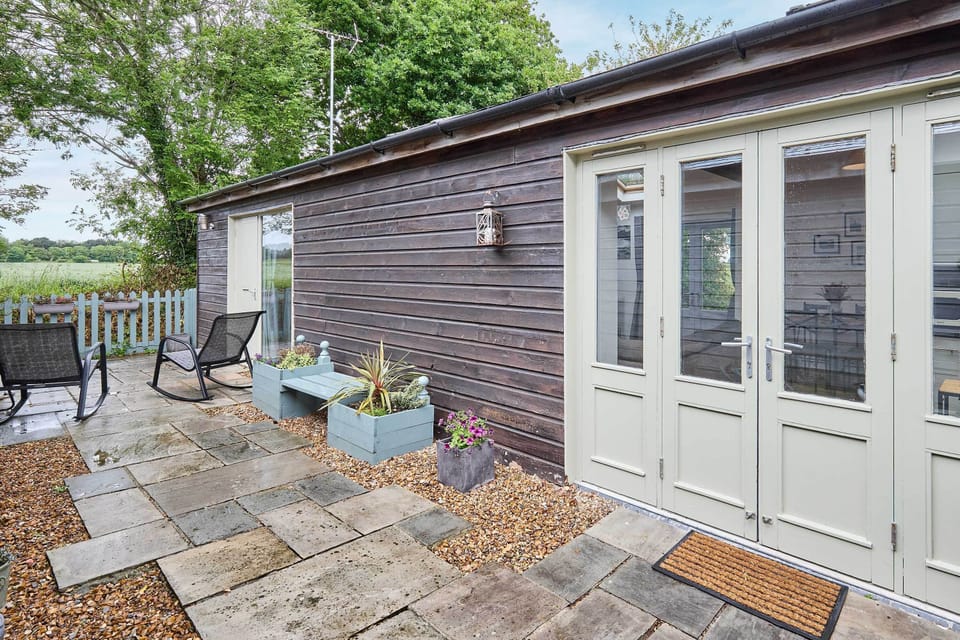 Kestrel Cottage, Happisburgh - Host & Stay