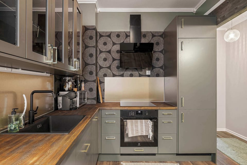 A blend of modern and character – the perfect kitchen setup for guests.