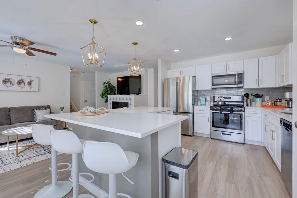 Whip up brunch or sip wine at the island in this sleek, fully stocked kitchen. After a day exploring food trucks or trails, this is where comfort food and good convos happen.