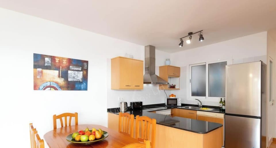 Casa Blanca - Kitchen & Dining Area 