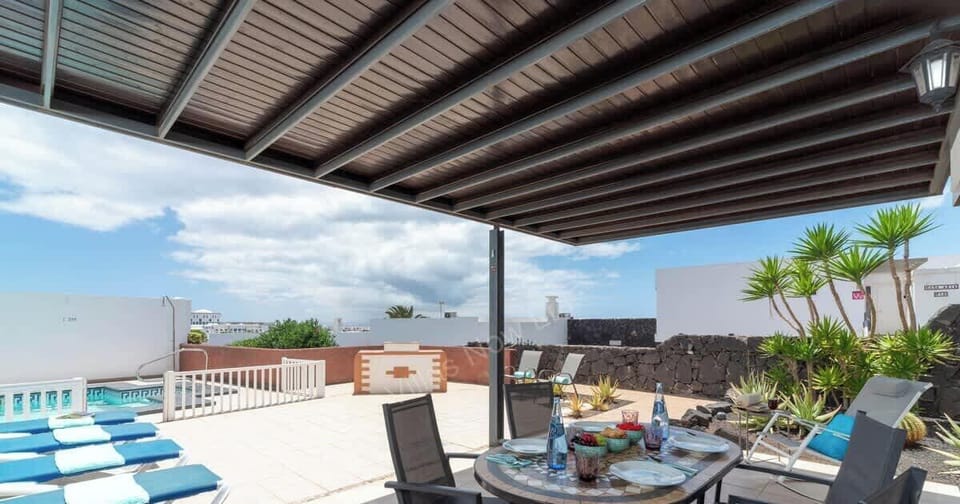Casa Blanca - Outdoor Dining & Garden