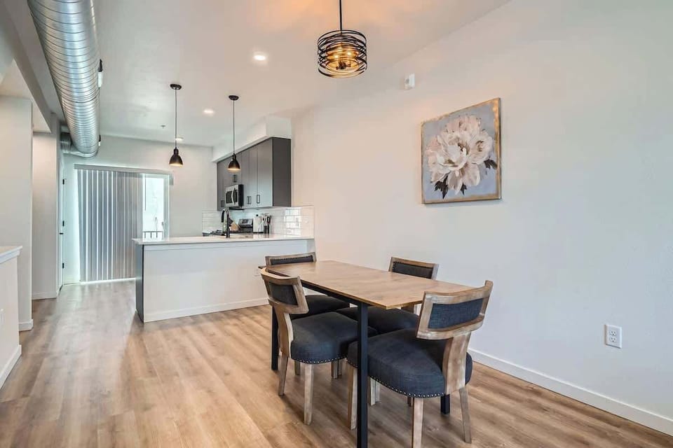 Dining area with spacious table 