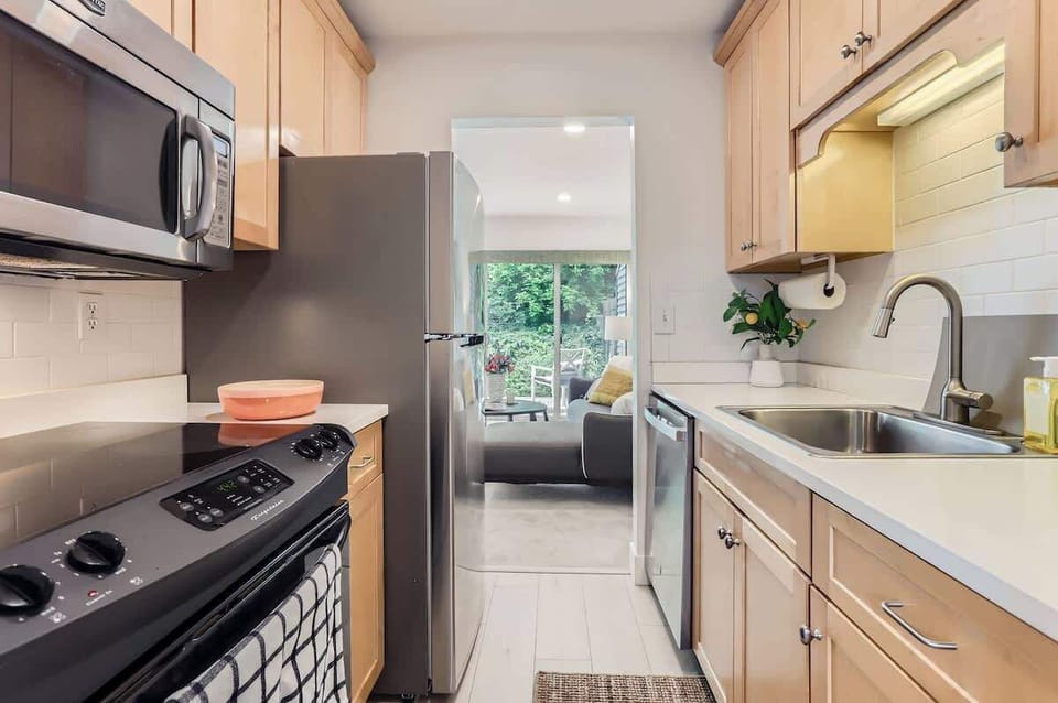 Bright, Fully Equipped Kitchen that leads straight into the living room 