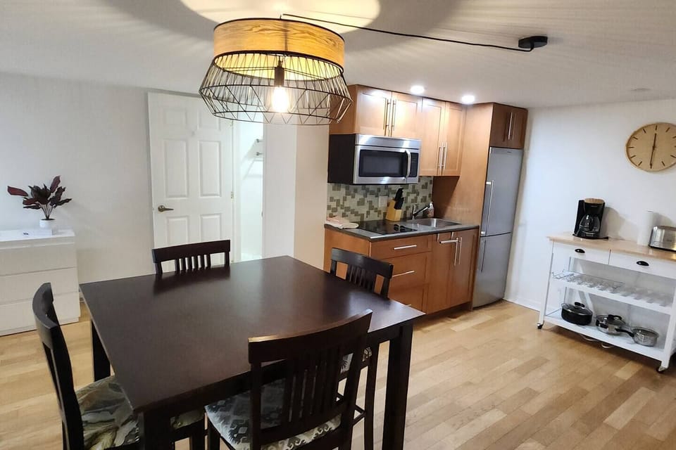 Kitchen area, dining room (1)