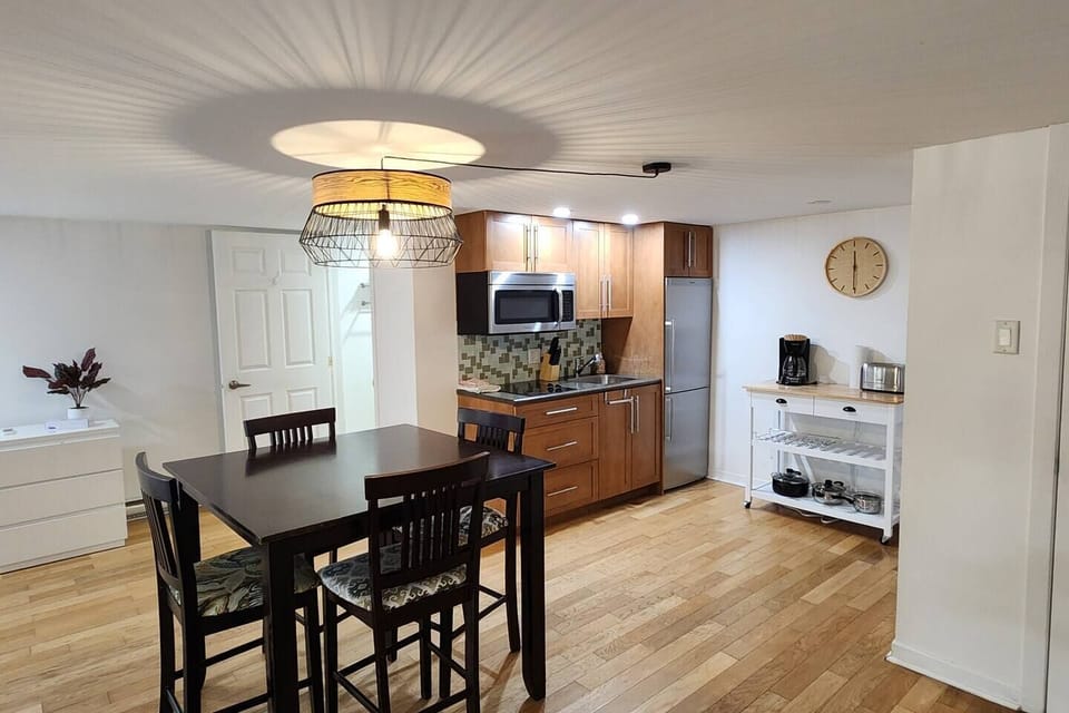 Kitchen area, dining room (2)