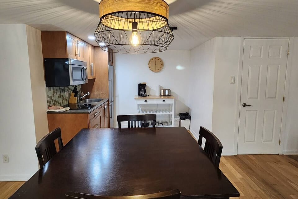 Kitchen area, dining room (3)