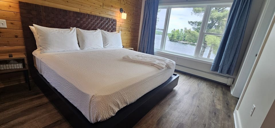 King Bed- w/Lake Views