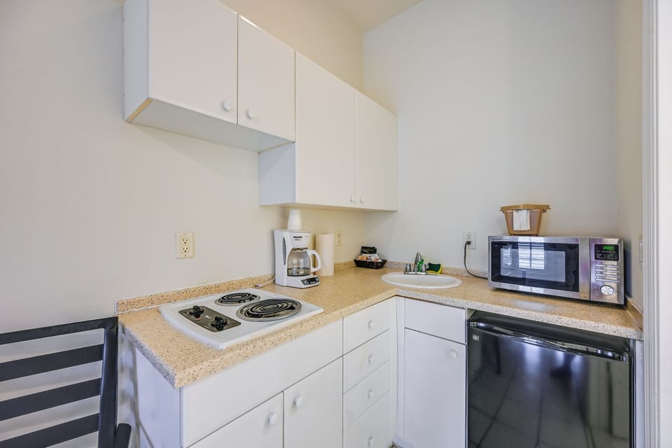 Kitchenette | Trash Bags & Paper Towels