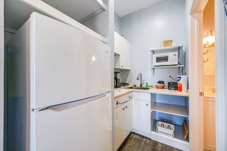 Kitchenette | Toaster Oven | Trash Bags & Paper Towels