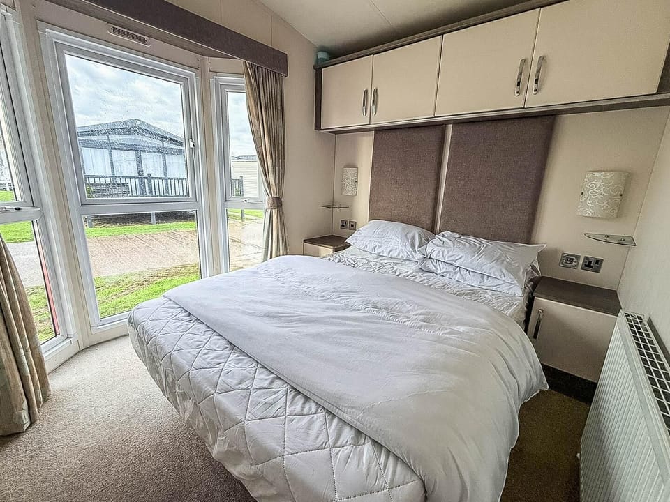 Enjoy the best of dog-friendly caravan holidays at Broadland Sands, where you can relax by the coast and explore the sandy shores of Corton Beach and Lowestoft Beach.