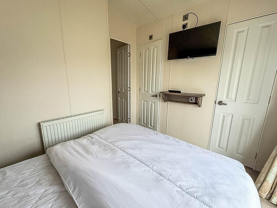 Make the most of your short stays at Broadlands Sands Holiday Park, located on the picturesque Suffolk coast, offering modern static caravan holidays with family-friendly amenities, including comfortable bathrooms.