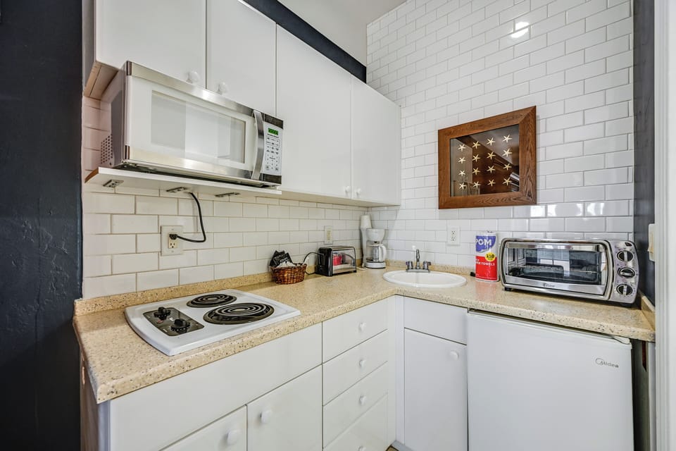 Kitchenette | Trash Bags & Paper Towels