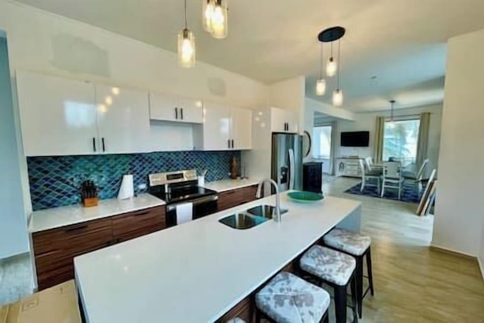 Beach House: Chef's kitchen with all the amenities.  Air fryer, microwave, dishwasher, coffee maker, blender, etc. 