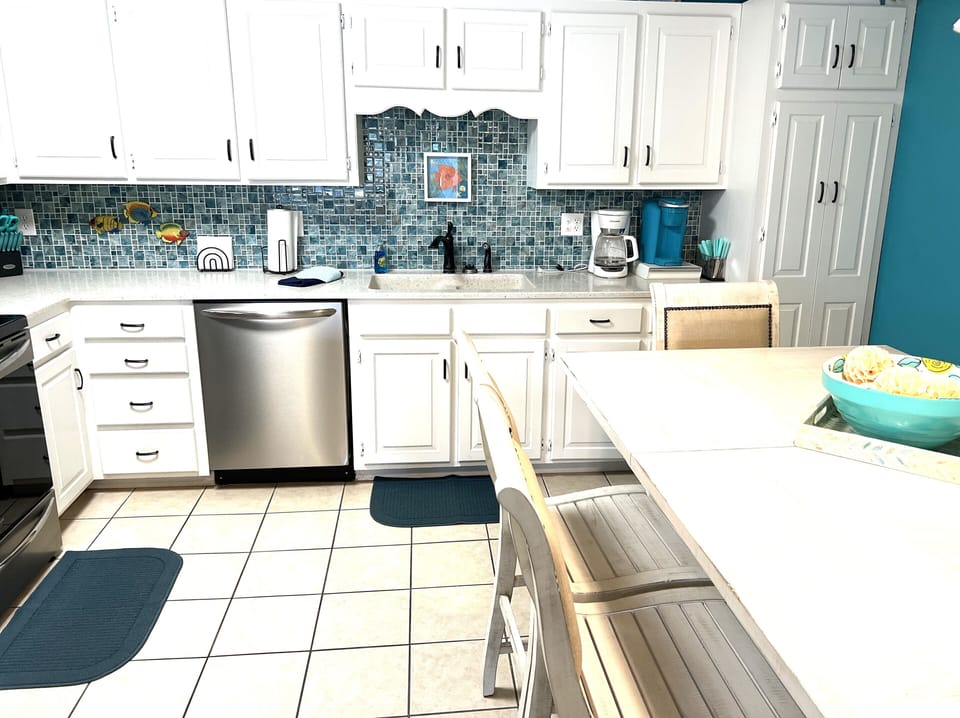 Large open kitchen w/full size stainless steel appliances including dishwasher