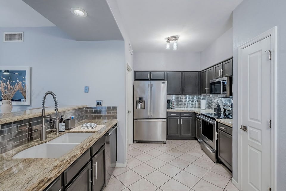 Prepare a delicious meal with this well-equipped kitchen