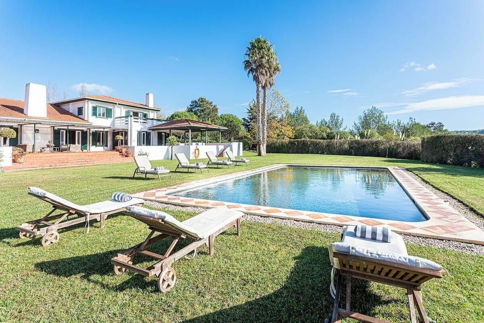 Private pool and sun terrace with loungers — Villa Branca, holiday villa in Sintra