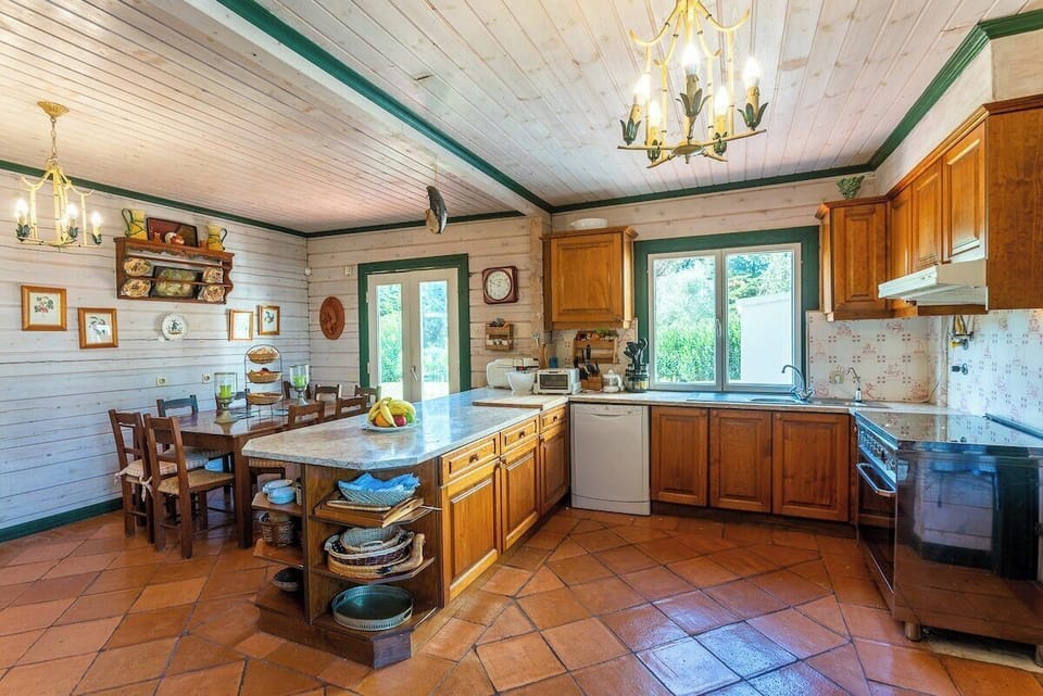 Spacious kitchen with wooden cabinetry and island — Villa Branca, holiday villa in Sintra