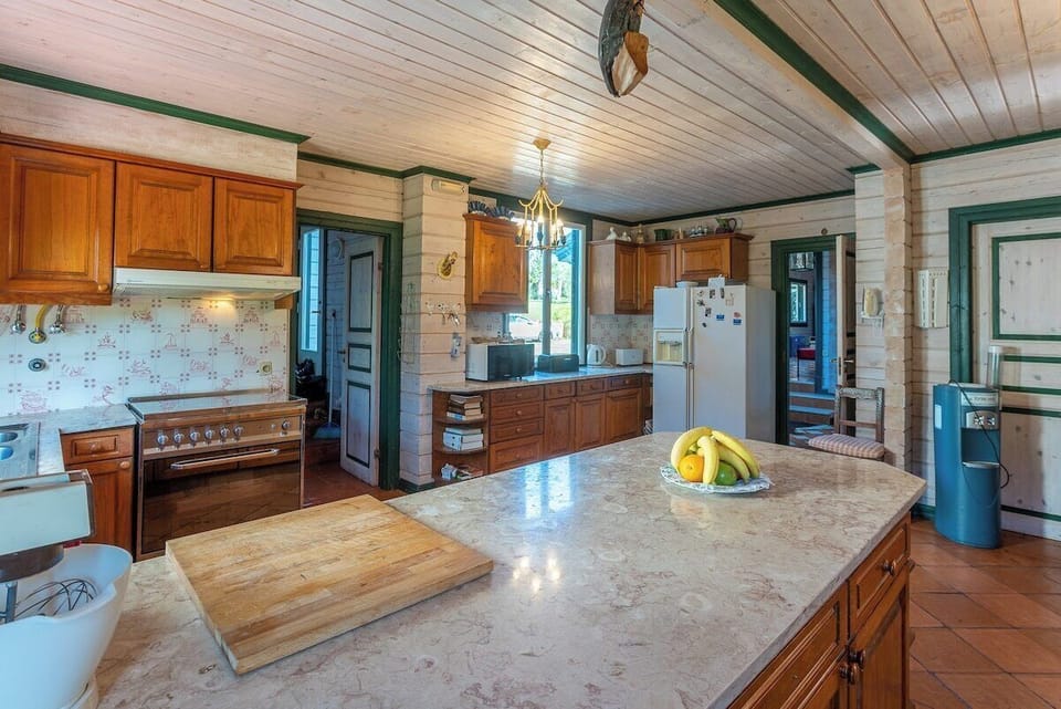 Spacious kitchen with marble countertops and wooden cabinetry — Villa Branca, holiday villa in Sintra