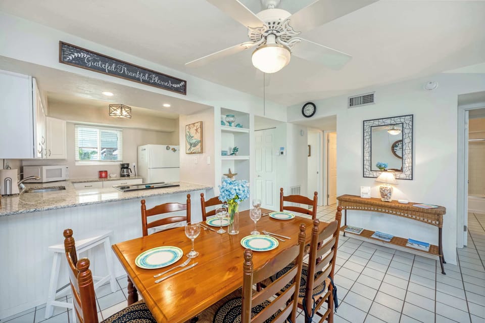 Open-Concept  Dining space, seats up to 6 persons comfortably 