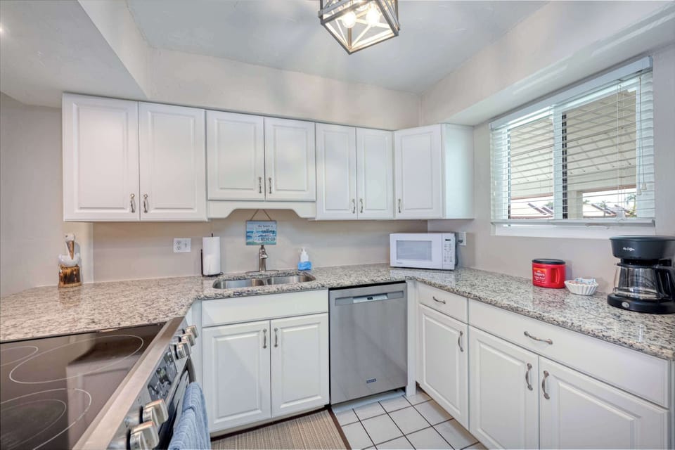 Spacious Open-Concept Cook Prep– Perfect for Families or Friends