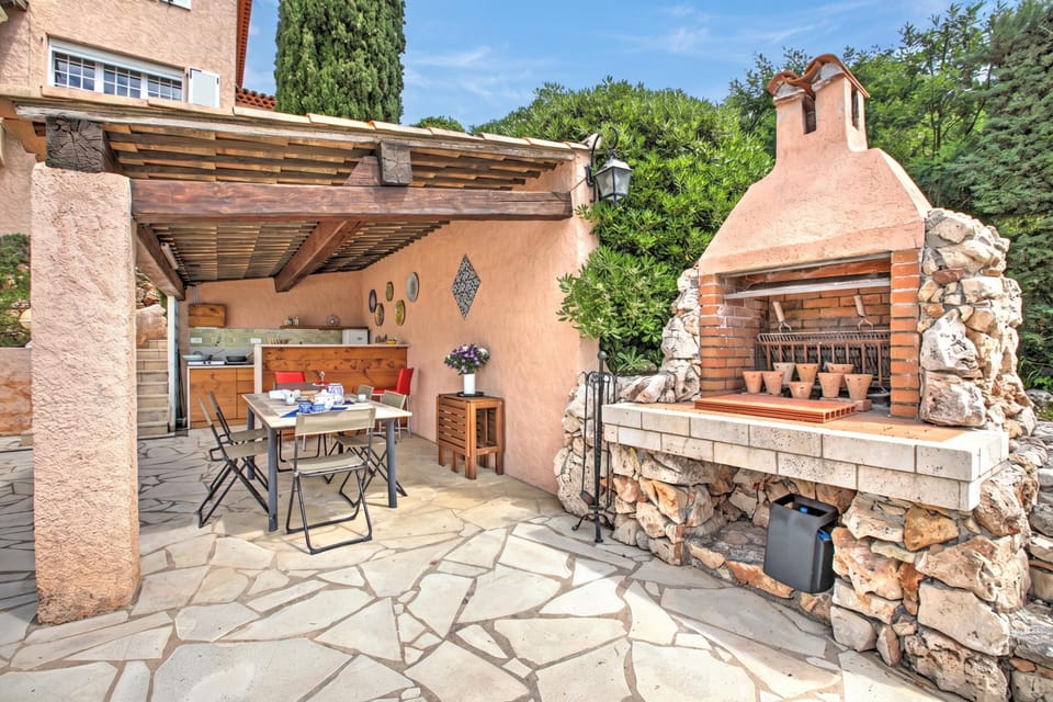 Outdoor kitchen