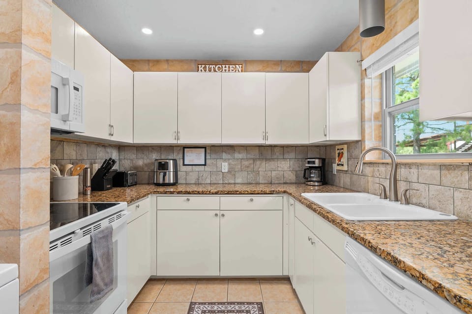 Kitchen/Laundry area