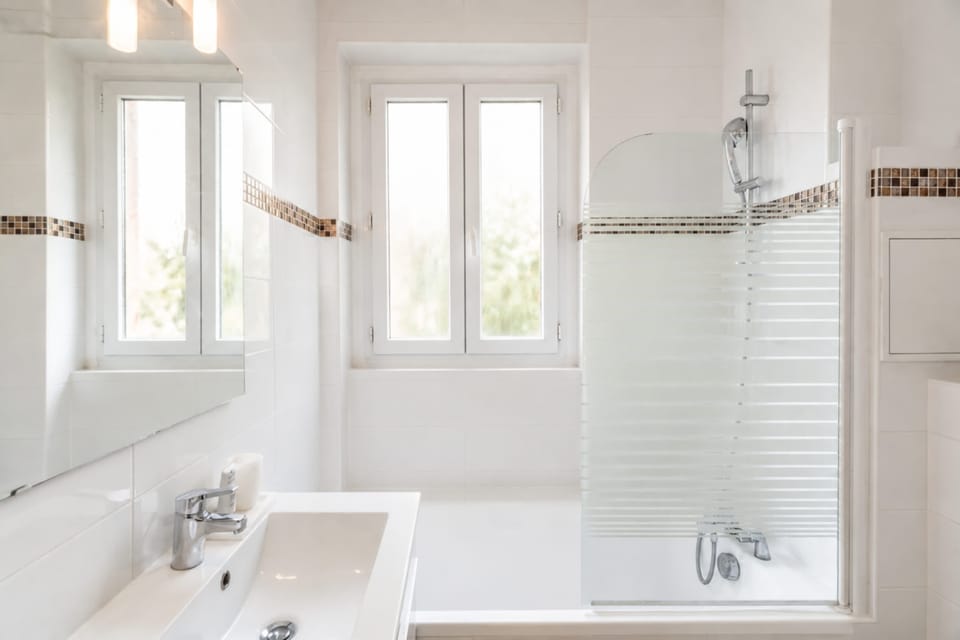 Spacious bathroom
